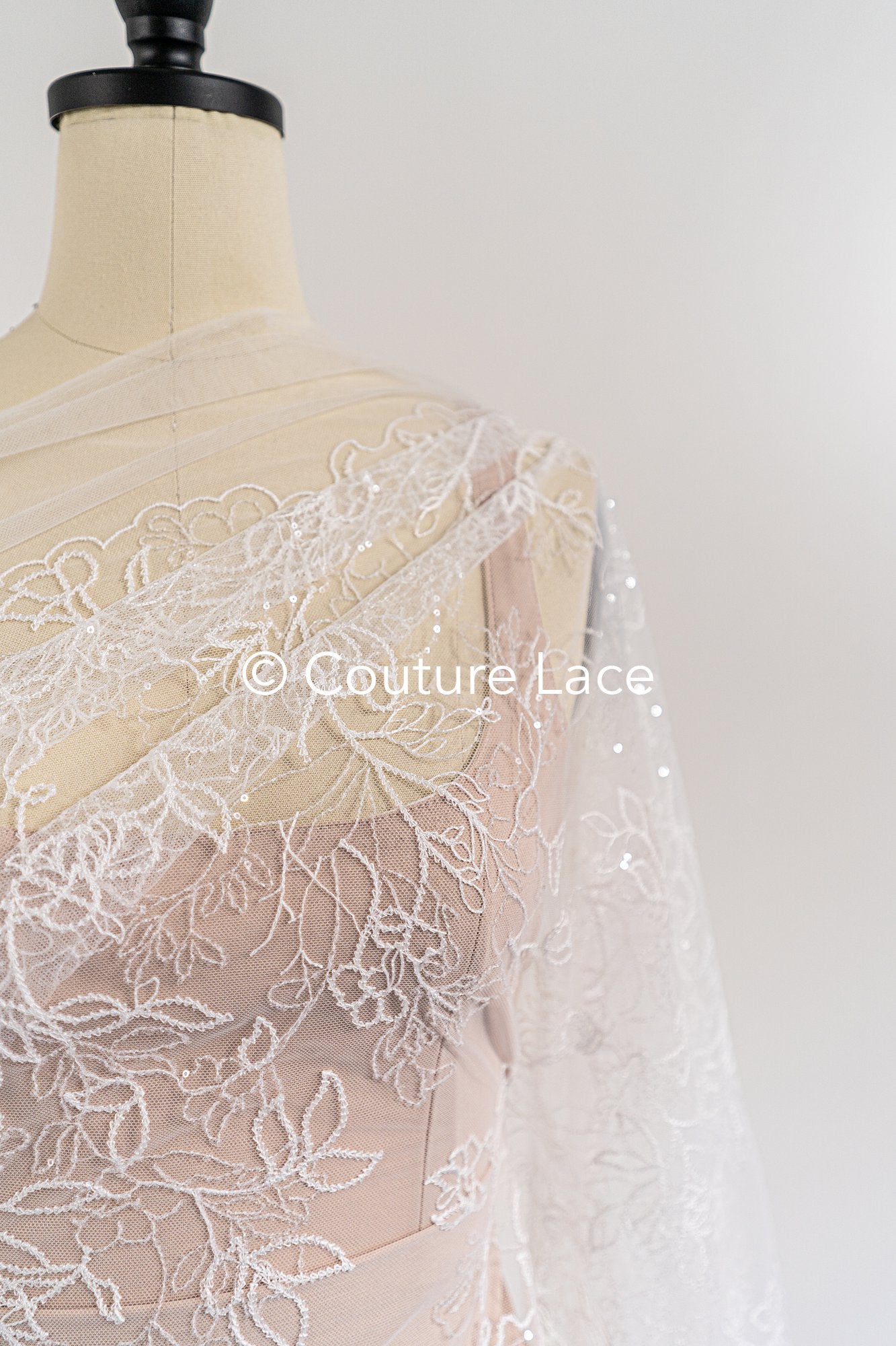 Florale Spitze für Brautkleider, Blumige Brautspitze mit feinen Pailletten // L26-030