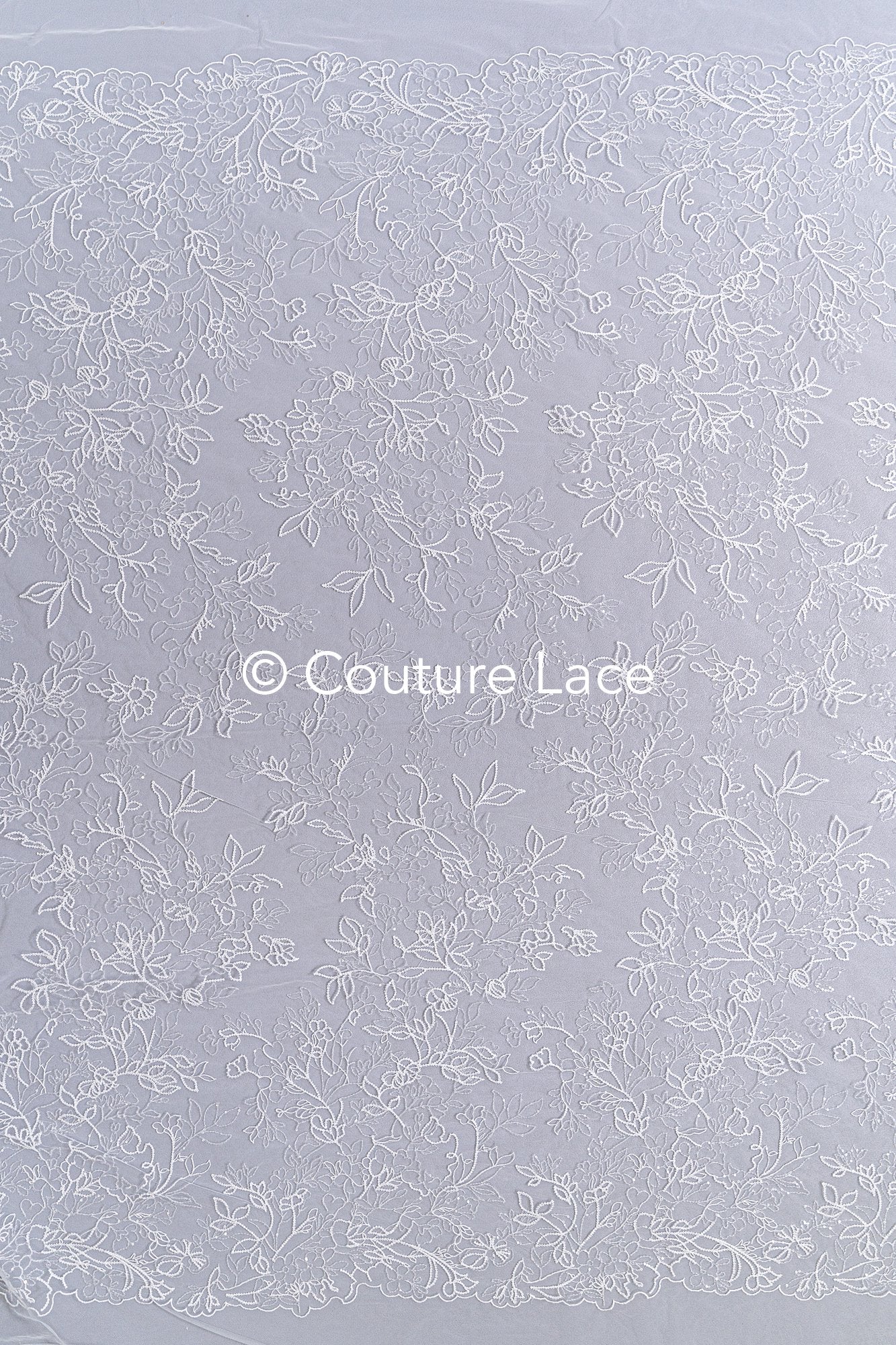 Florale Spitze für Brautkleider, Blumige Brautspitze mit feinen Pailletten // L26-030