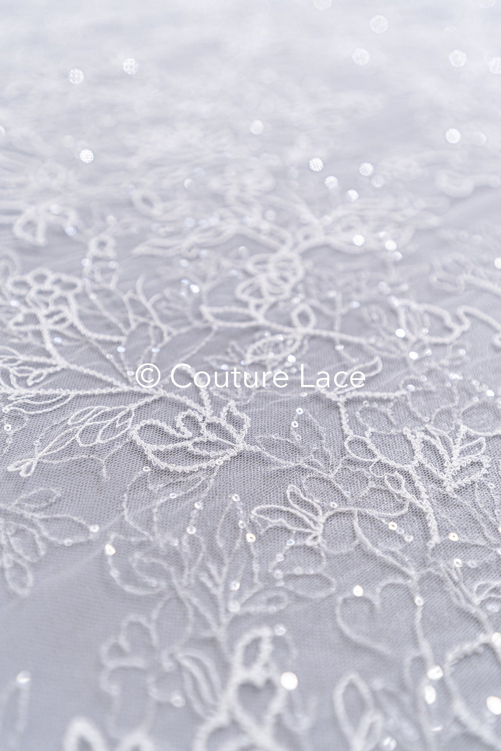 Florale Spitze für Brautkleider, Blumige Brautspitze mit feinen Pailletten // L26-030