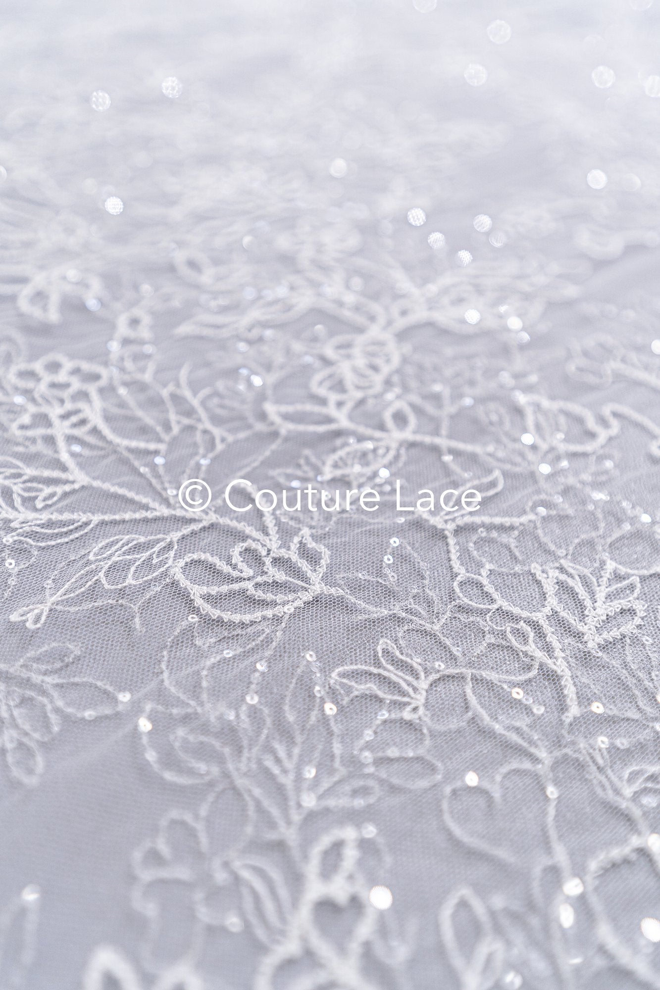 Florale Spitze für Brautkleider, Blumige Brautspitze mit feinen Pailletten // L26-030