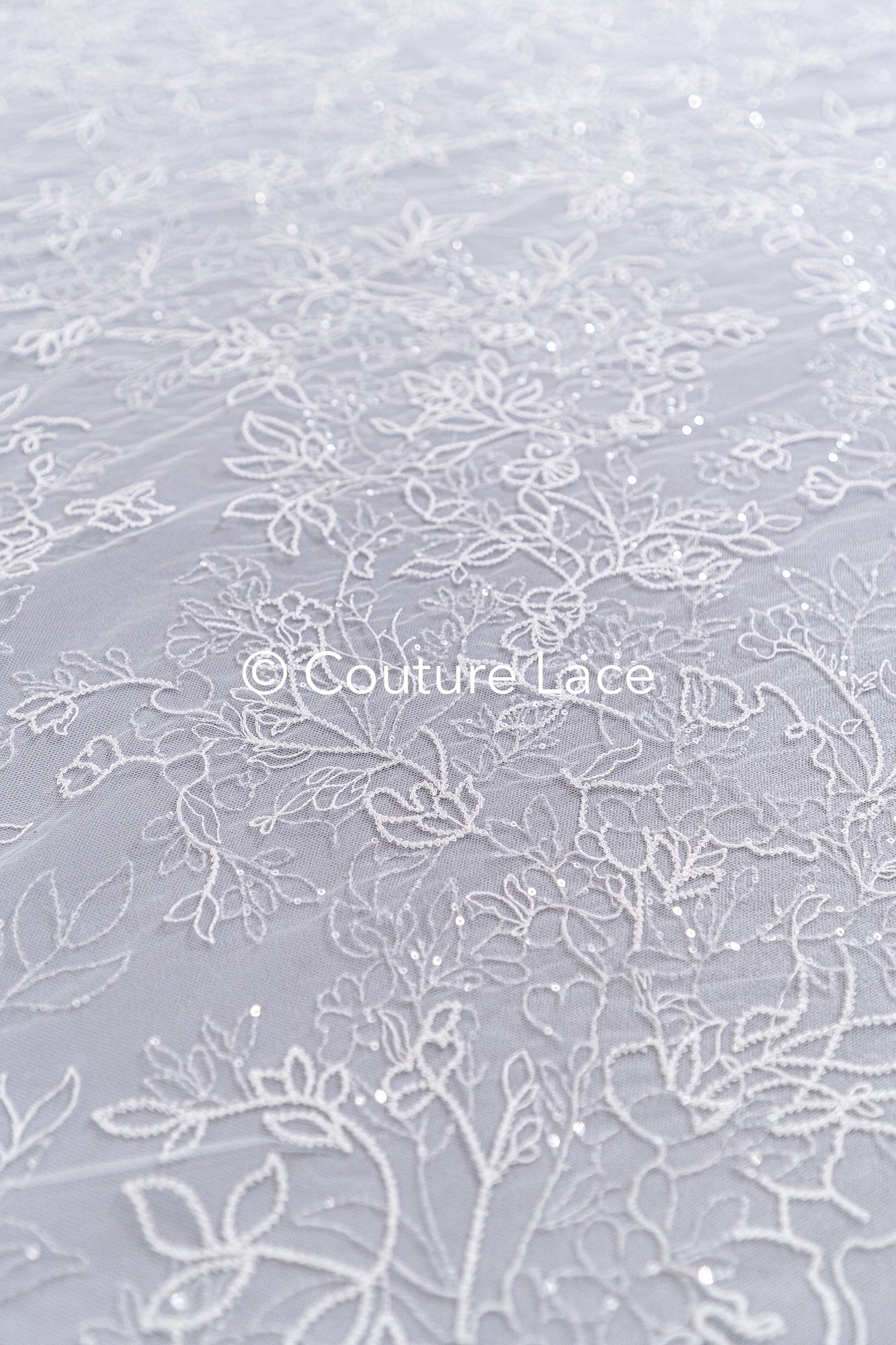 Florale Spitze für Brautkleider, Blumige Brautspitze mit feinen Pailletten // L26-030