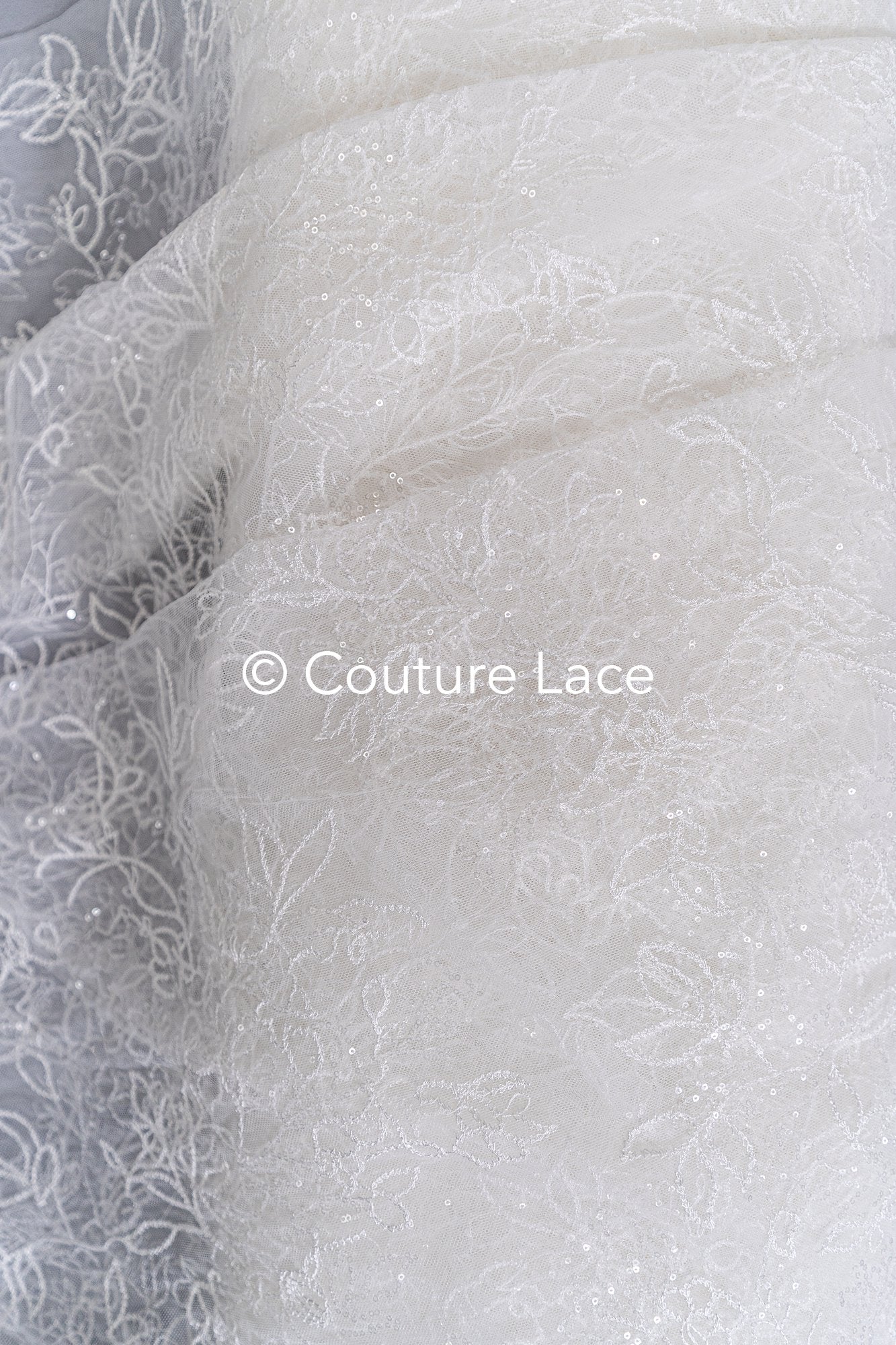 Florale Spitze für Brautkleider, Blumige Brautspitze mit feinen Pailletten // L26-030