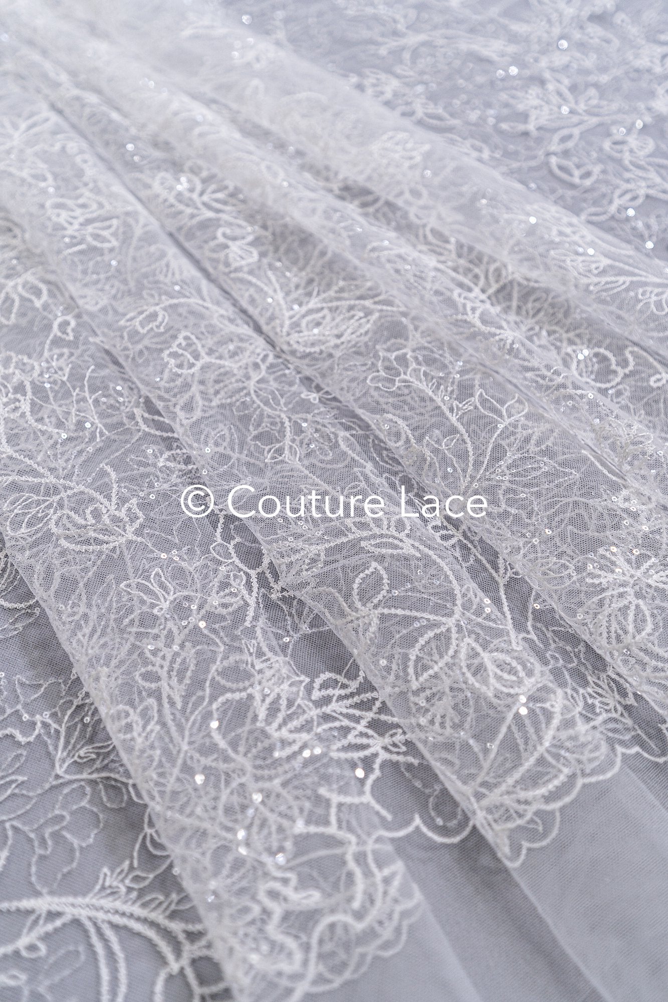 Florale Spitze für Brautkleider, Blumige Brautspitze mit feinen Pailletten // L26-030