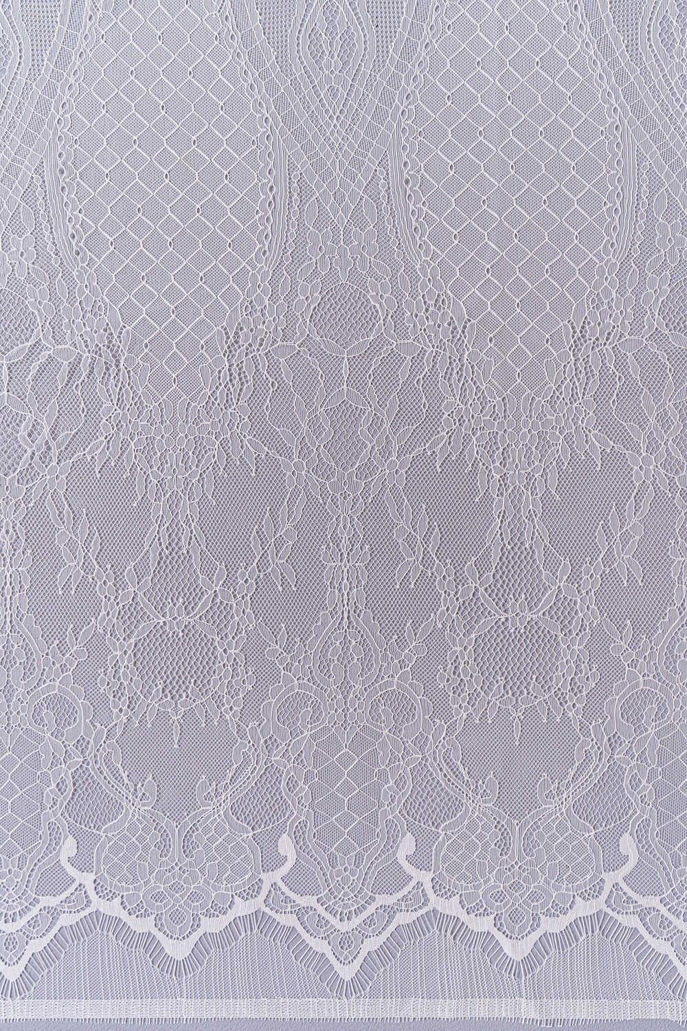 Detail des Ornamentmusters und der Bordüre bei Tüllspitze L26-034B in Off-White.