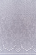 Detail des Ornamentmusters und der Bordüre bei Tüllspitze L26-034B in Off-White.