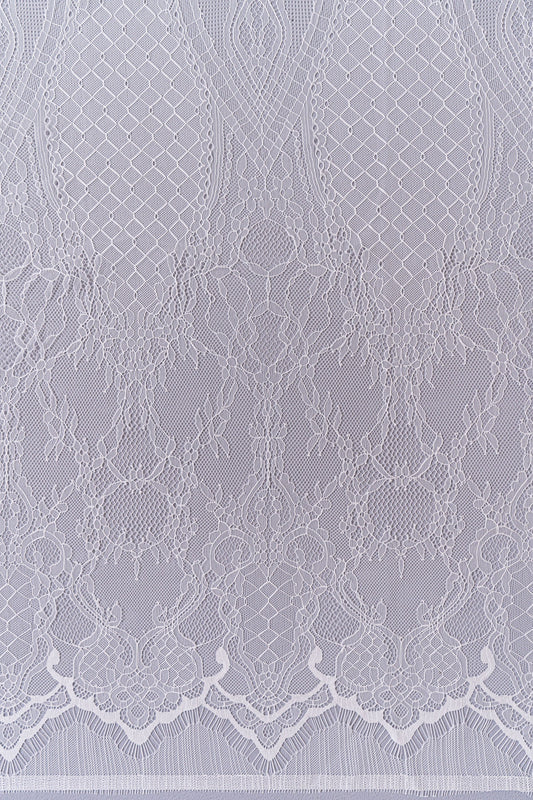 Detail des Ornamentmusters und der Bordüre bei Tüllspitze L26-034B in Off-White.