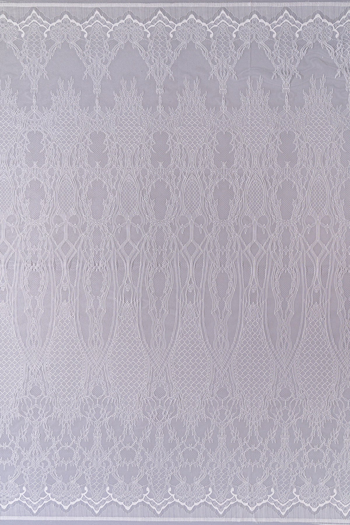 Bestickte Ornamentspitze L26-034B in Off-White in der flach ausgelegten Gesamtansicht.