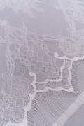 Nahaufnahme der Ornamentstickerei von L26-034B in Off-White.