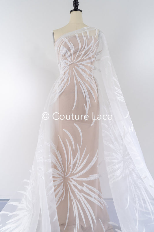 Tejido jacquard nupcial transparente con gran motivo floral 3D – Off-White // R-044