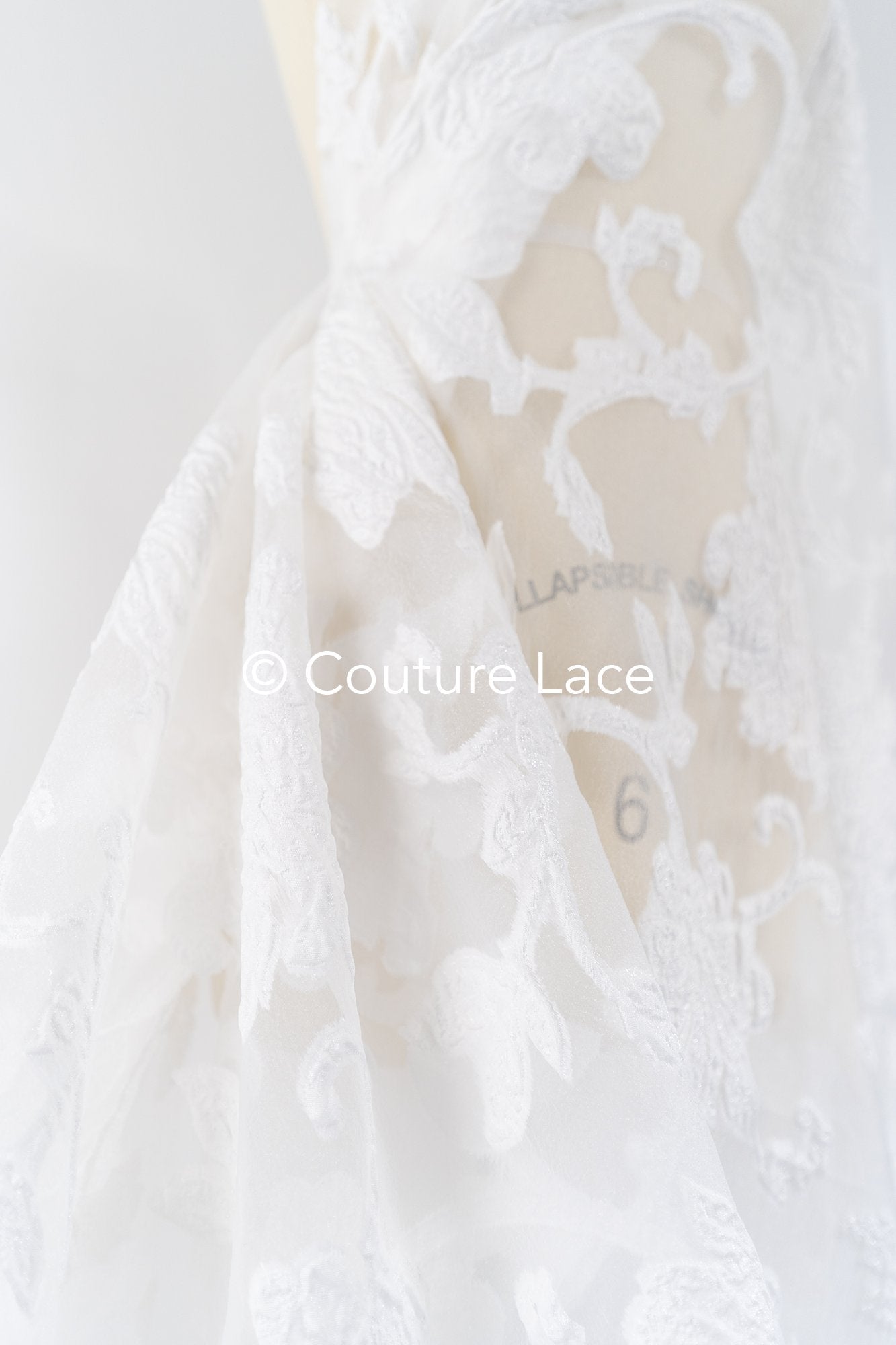 Tejido jacquard nupcial transparente con gran motivo floral 3D – Off-White // R-045