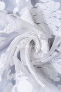Tejido jacquard nupcial transparente con gran motivo floral 3D – Off-White // R-045