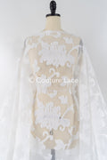 Tejido jacquard nupcial transparente con gran motivo floral 3D – Off-White // R-045
