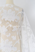 Tejido jacquard nupcial transparente con gran motivo floral 3D – Off-White // R-045
