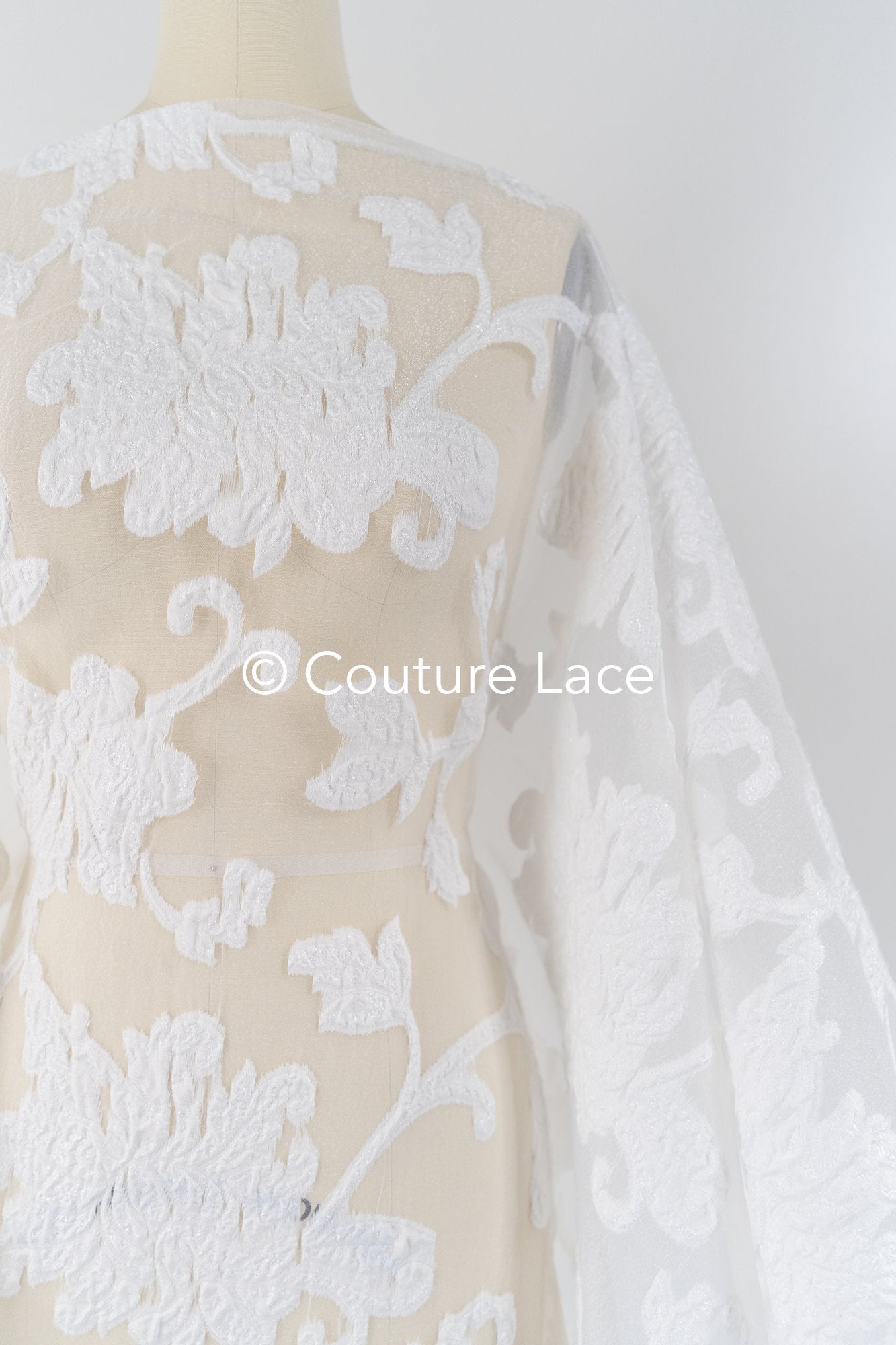 Tejido jacquard nupcial transparente con gran motivo floral 3D – Off-White // R-045