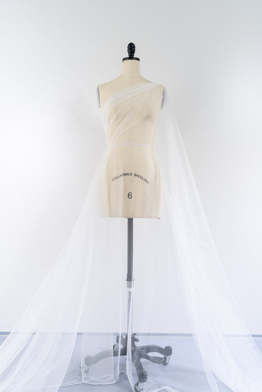 Rollo de 27,4 metros / 30 yardas - Tul suave extra ligero – blanco puro / brillante – 160 cm de ancho // R-160-27-BALLEN