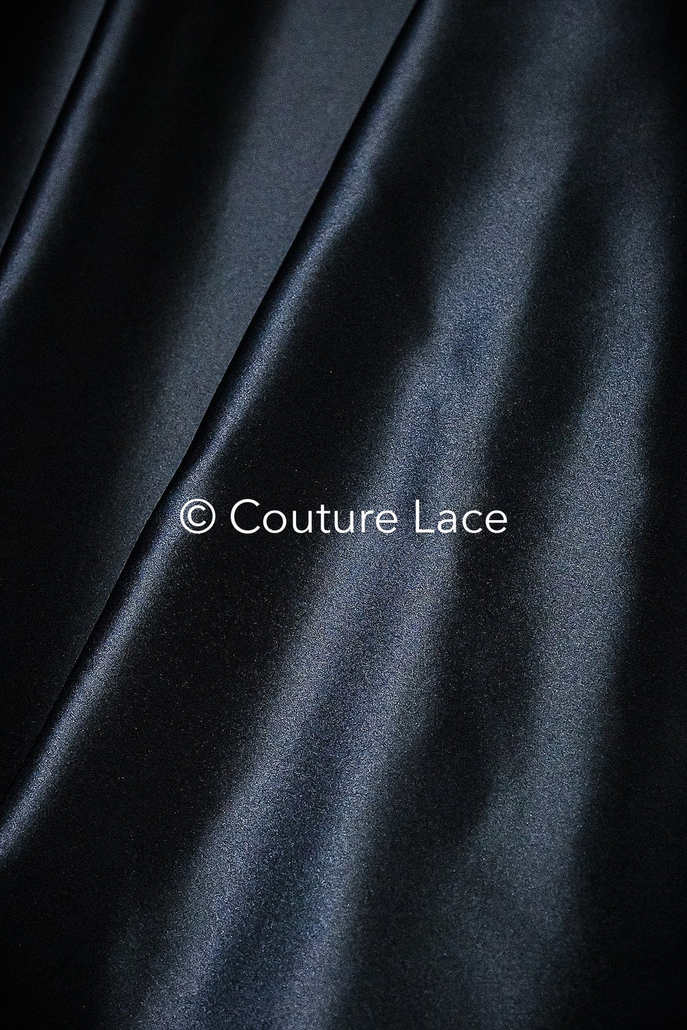 Edler schwarzer Stoff – Seiden-glatter Glanz für Prinzessinnen Kleider, Abendroben und Dekoration // R-069