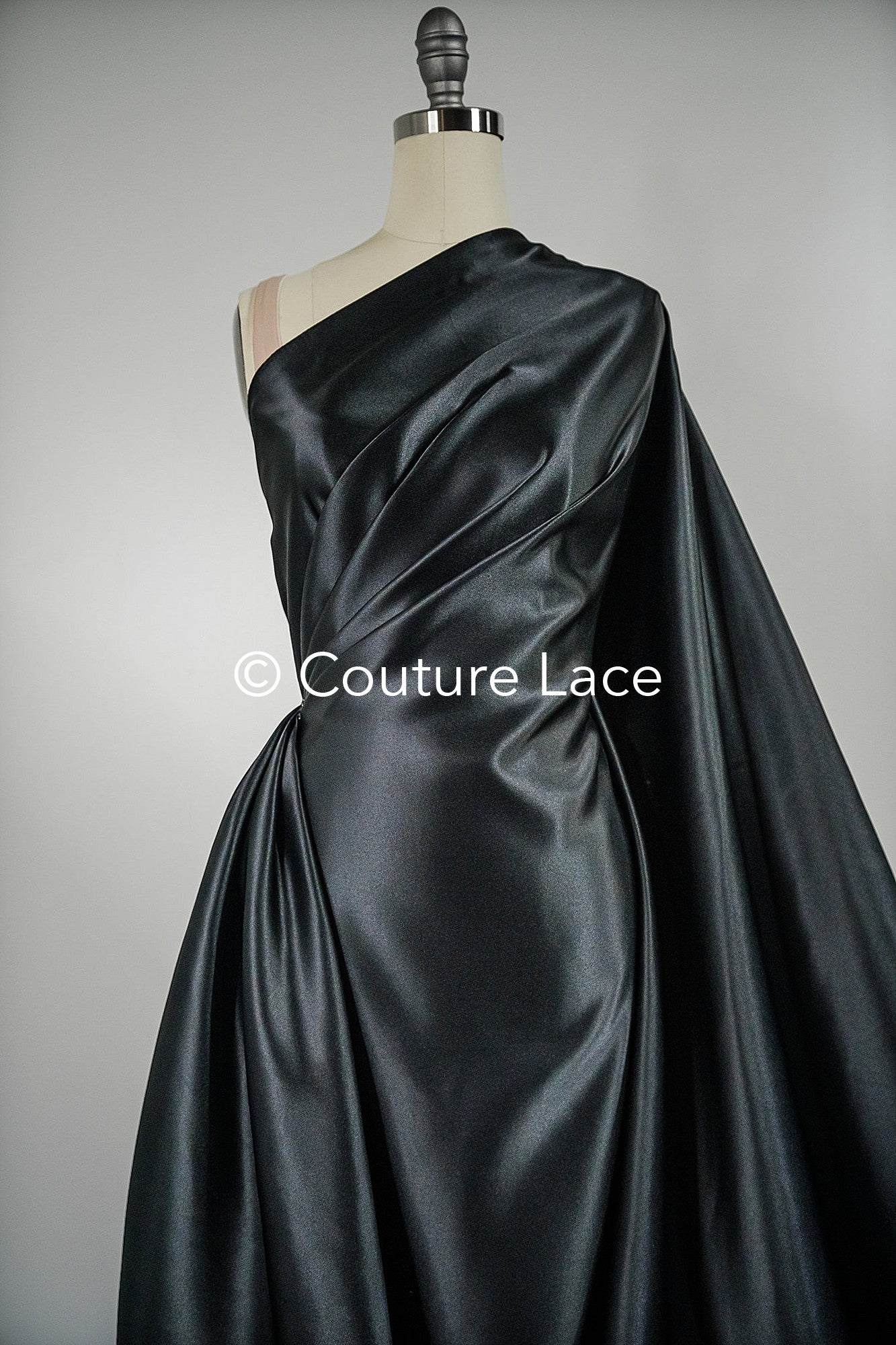 Edler schwarzer Stoff – Seiden-glatter Glanz für Prinzessinnen Kleider, Abendroben und Dekoration // R-069