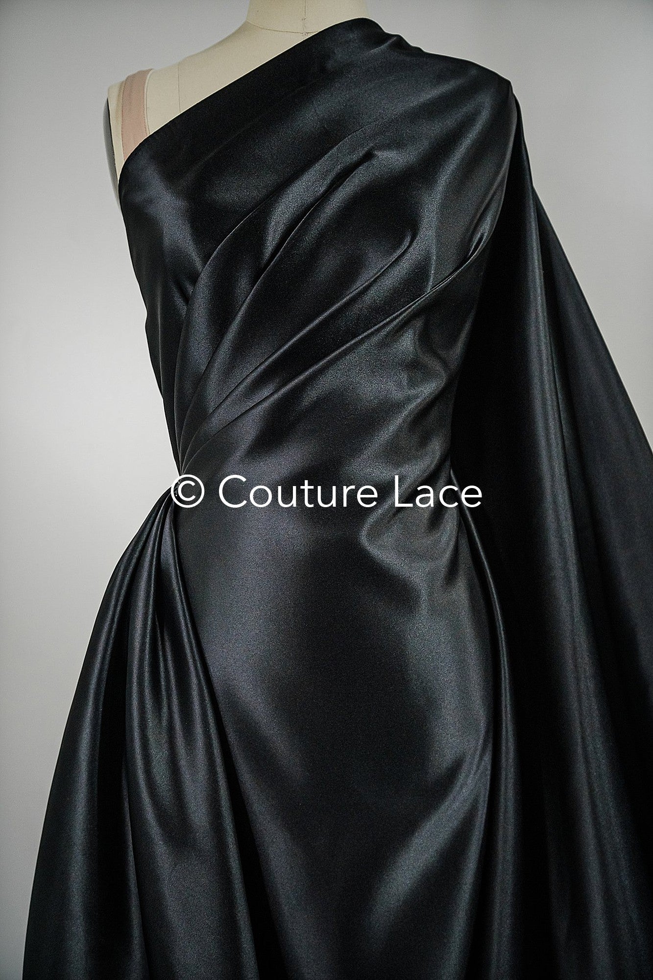 Edler schwarzer Stoff – Seiden-glatter Glanz für Prinzessinnen Kleider, Abendroben und Dekoration // R-069