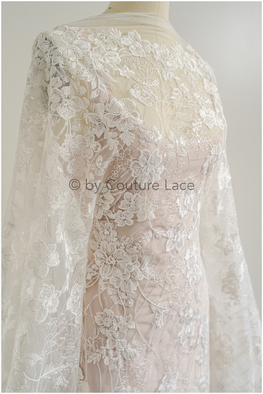 Romantischer Blumen Spitzenstoff/ Blumenspitze Off-White/ Hochzeitskleid Spitze/ Brautblumen Spitzenstoff mit Pailletten// L22-507