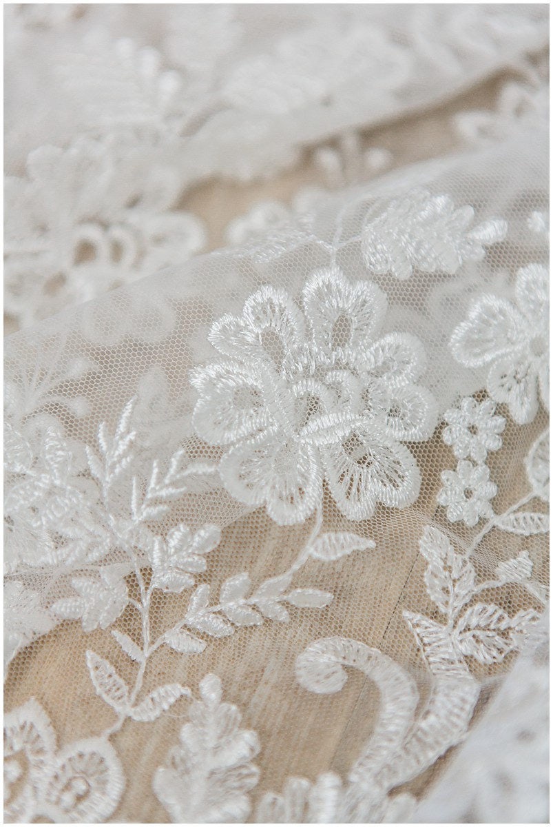 Romantischer floraler Braut Spitzenstoff/ bestickte Hochzeitsspitze/ Brautspitzenstoff Off-White// L17-018