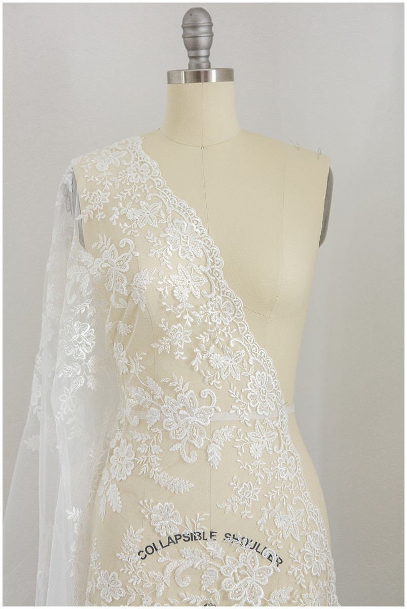 Romantischer floraler Braut Spitzenstoff/ bestickte Hochzeitsspitze/ Brautspitzenstoff Off-White// L17-018
