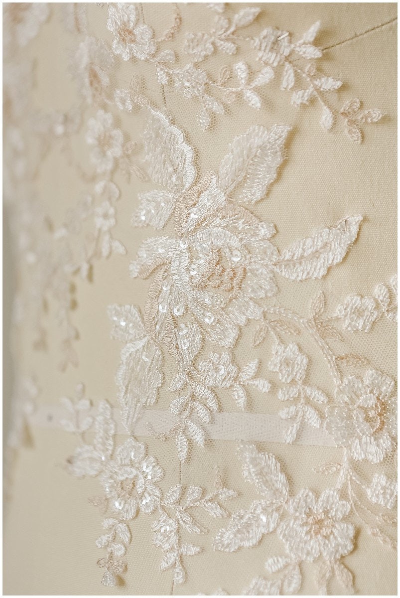 IVORY+NUDE Spitzenblume Applikation, gespiegelte Spitzenblumenplatte, Hochzeitskleid Spitze, Spitzenaufnäher, Brautkleid Applikation, Goldspitze// A17-048