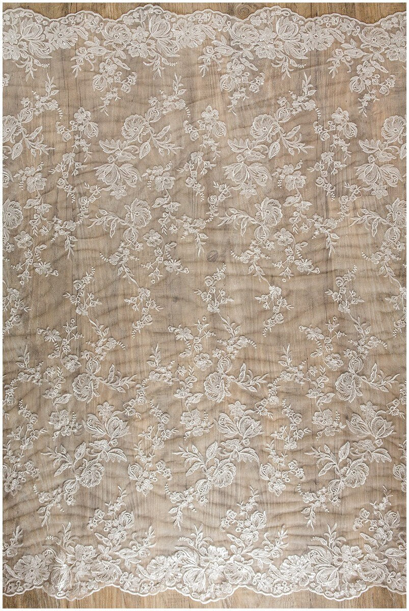 Romantische Pailletten Blütenspitze Off-White/ Braut Spitzenstoff/ Hochzeitskleid Spitze/ weiche bestickte Spitze// L17-092