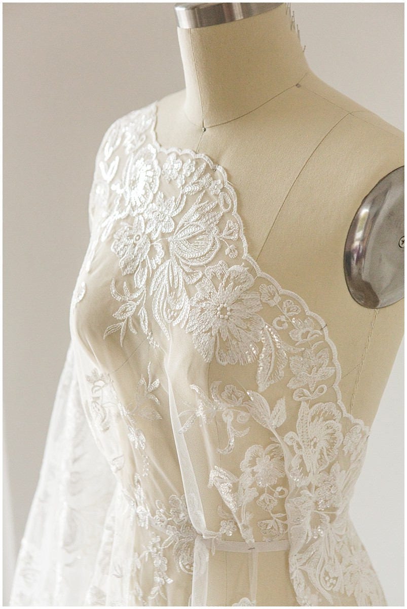 Romantische Pailletten Blütenspitze Off-White/ Braut Spitzenstoff/ Hochzeitskleid Spitze/ weiche bestickte Spitze// L17-092