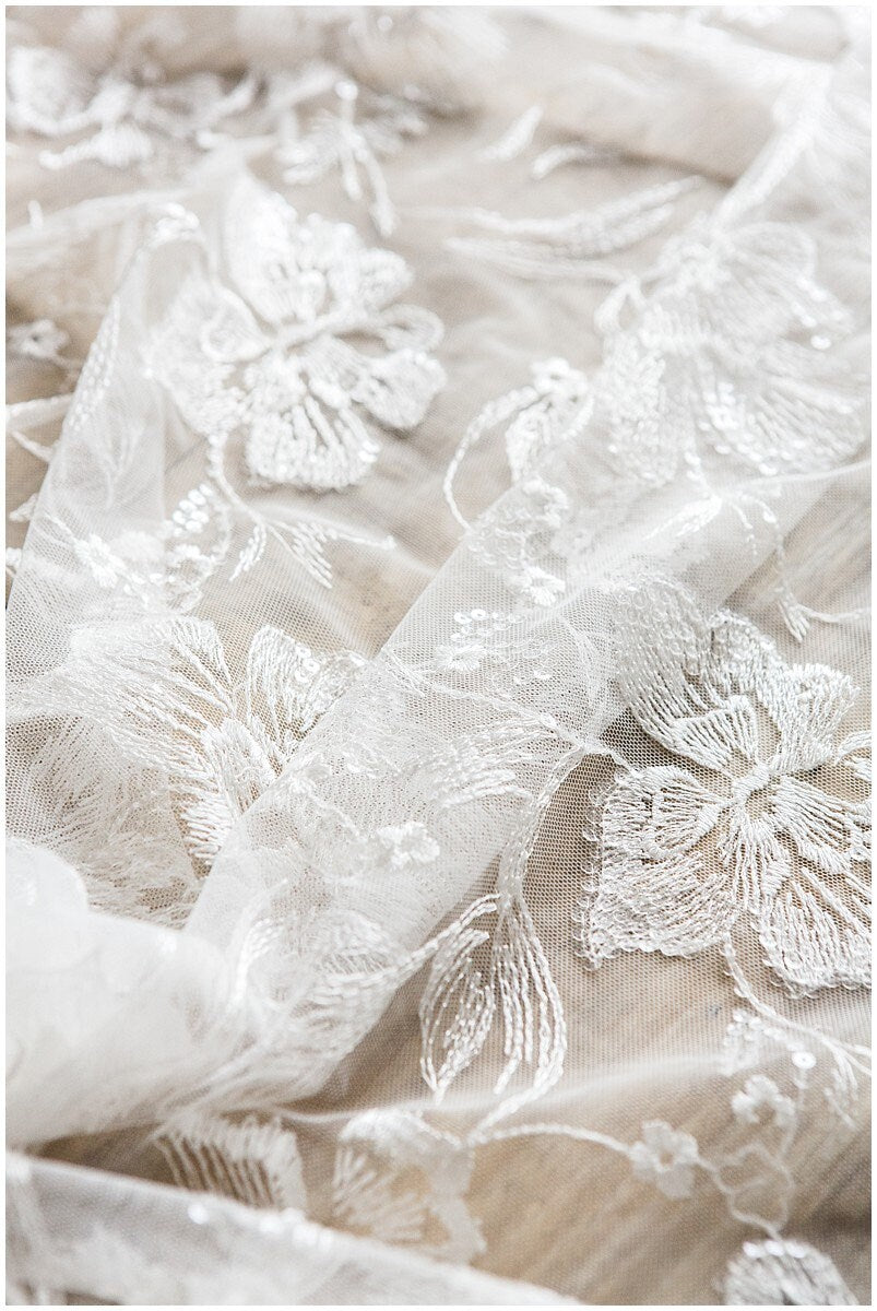 Romantischer Braut Spitzenstoff Off-White/ Pailletten bestickte Blütenspitze/ Hochzeitskleid Spitze/ bestickte Spitze// L17-094