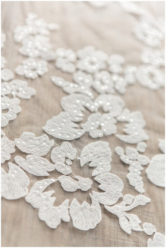 Romantische bestickte Blumenspitze/ Braut Spitzenstoff Off-White/ Hochzeitskleid Spitzenstoff/ Pailletten Blumenspitze/ Brautspitze// L17-113