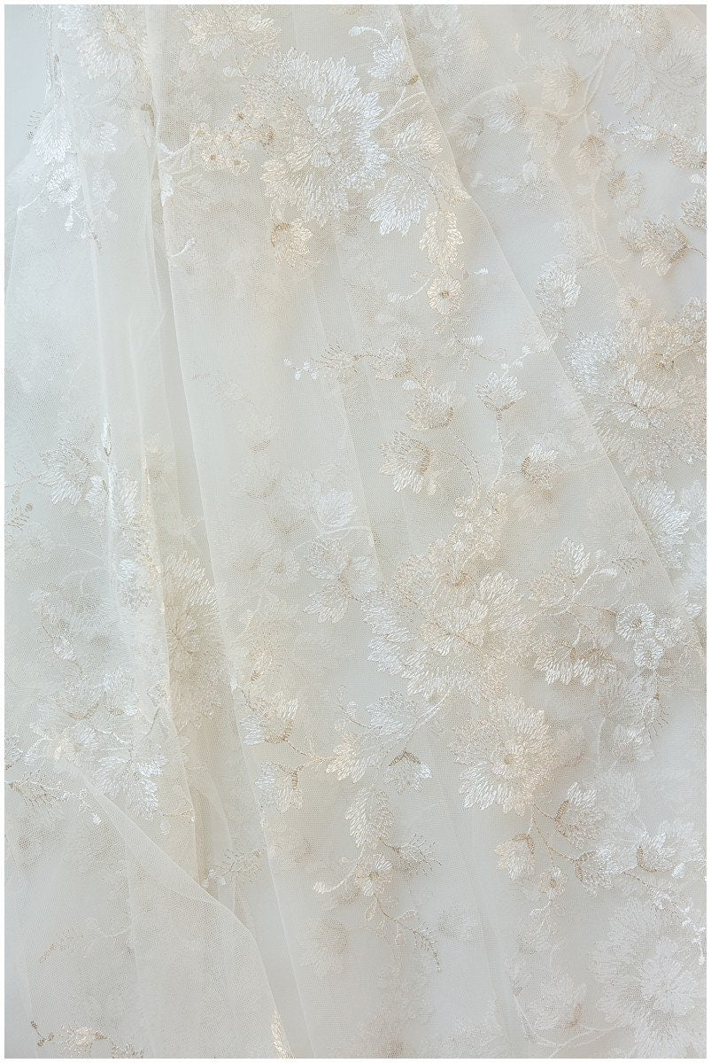 Weicher Blüten Spitzenstoff Off-White Silber/ Braut Spitzenstoff/ Hochzeitskleid Spitzenstoff mit Pailletten/ florale Spitze// L17-101
