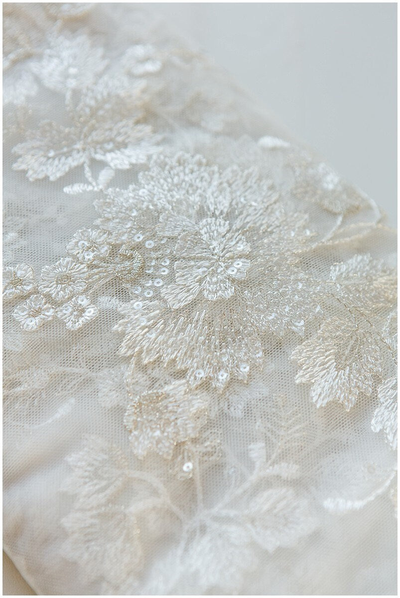 Weicher Blüten Spitzenstoff Off-White Silber/ Braut Spitzenstoff/ Hochzeitskleid Spitzenstoff mit Pailletten/ florale Spitze// L17-101