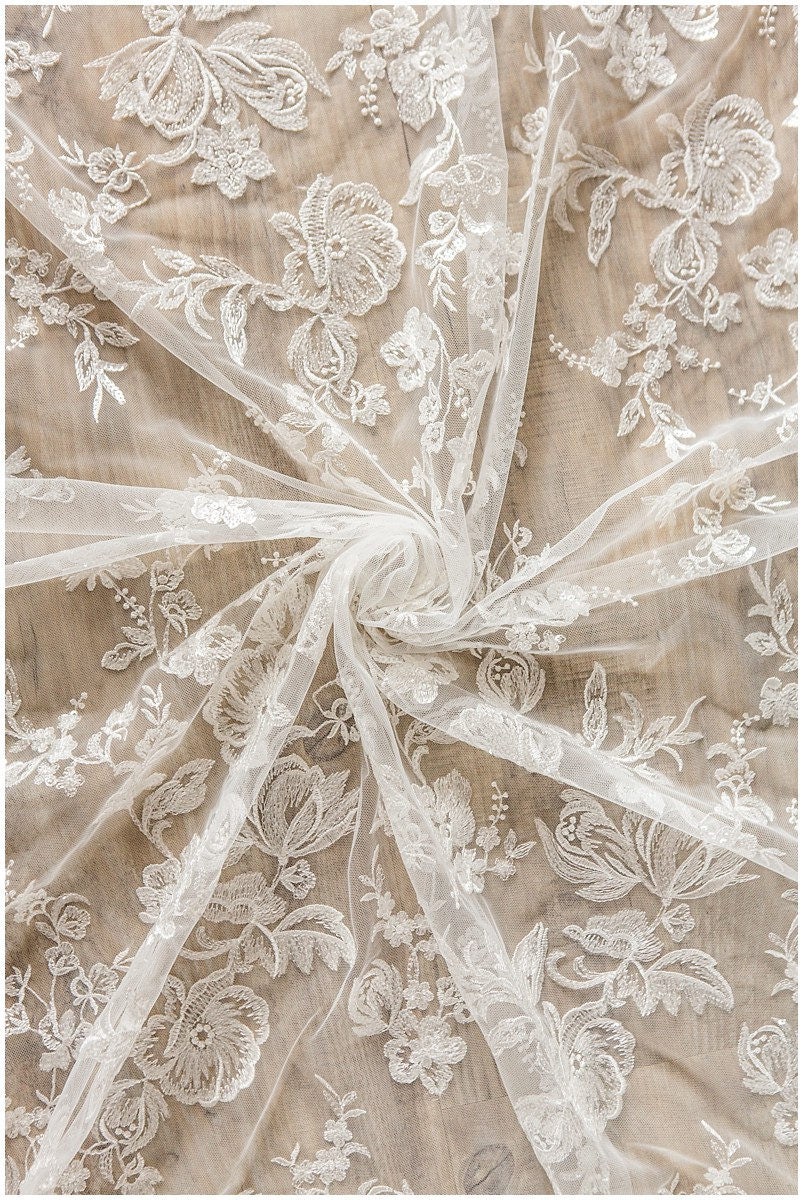 Romantische Pailletten Blütenspitze Off-White/ Braut Spitzenstoff/ Hochzeitskleid Spitze/ weiche bestickte Spitze// L17-092