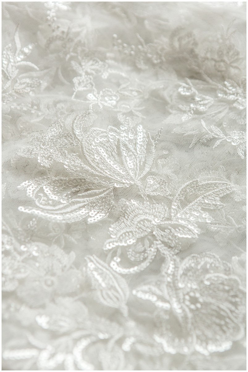 Romantische Pailletten Blütenspitze Off-White/ Braut Spitzenstoff/ Hochzeitskleid Spitze/ weiche bestickte Spitze// L17-092