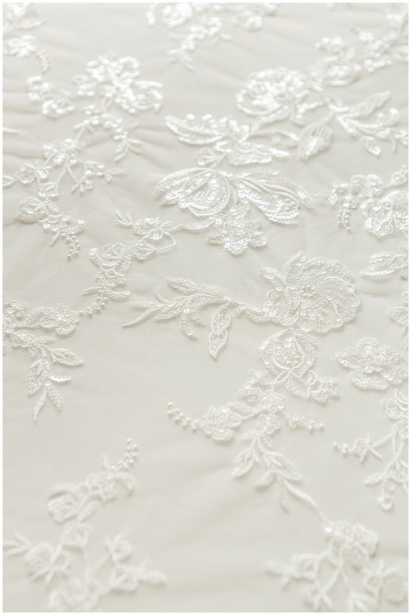 Romantische Pailletten Blütenspitze Off-White/ Braut Spitzenstoff/ Hochzeitskleid Spitze/ weiche bestickte Spitze// L17-092