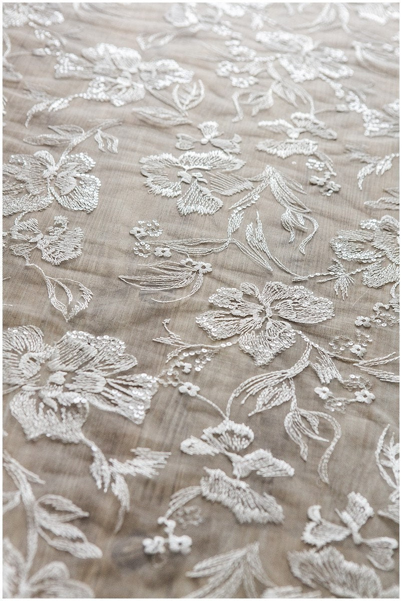 Romantischer Braut Spitzenstoff Off-White/ Pailletten bestickte Blütenspitze/ Hochzeitskleid Spitze/ bestickte Spitze// L17-094