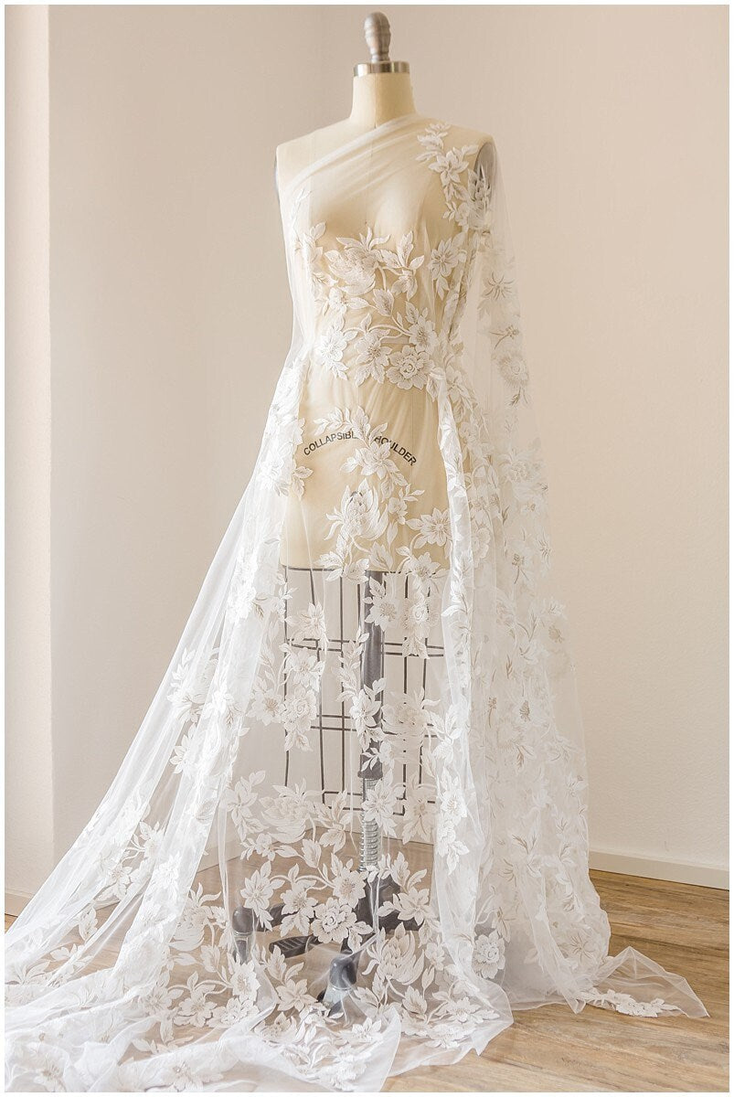 Romantischer Blumen Spitzenstoff Off-White/ Blumen Brautspitze/ bestickte florale Brautspitze/ Hochzeitskleid Spitze// L17-138