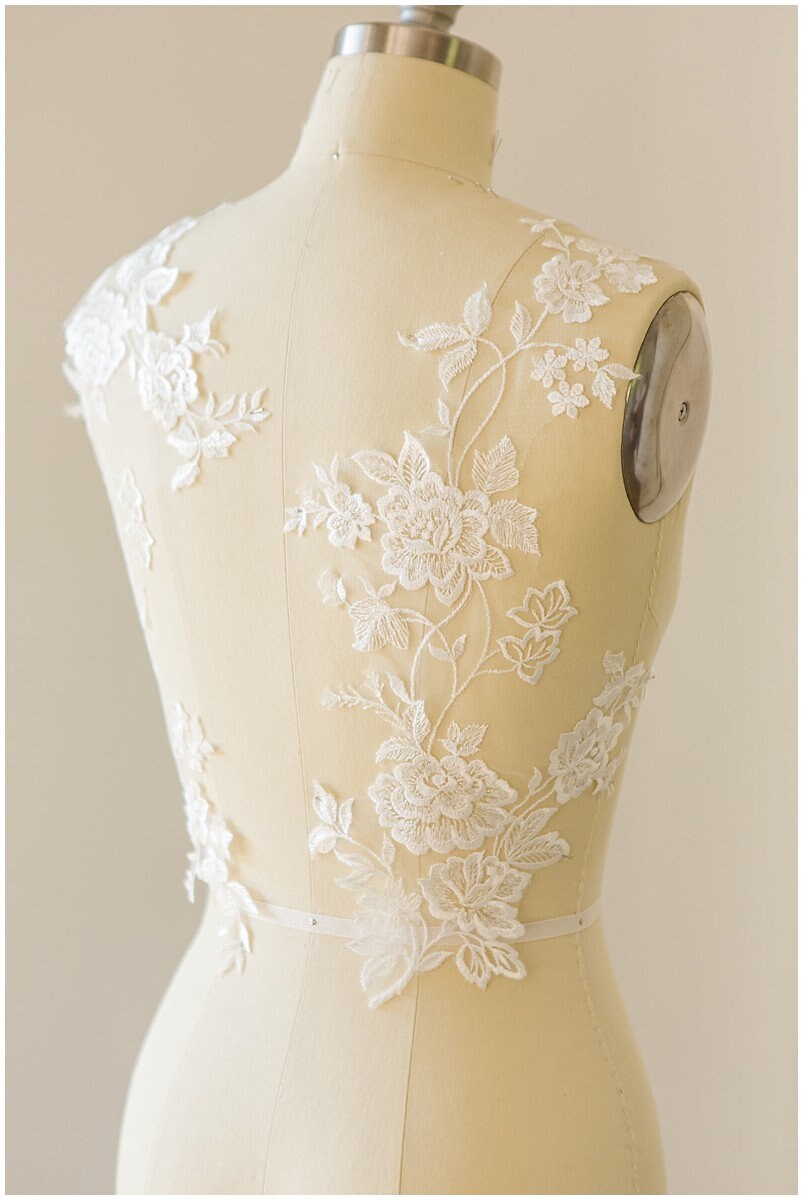 A17-123 / Romantische BlumenSpitze Applikation, Blumen Applikation, SpitzenBlume Aufnäher, Hochzeitskleid Spitze, Hochzeitskleid Spitzenapplikation, Brautspitze