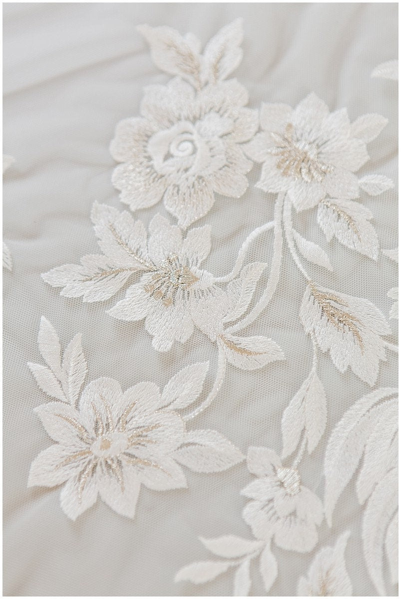Encaje romántico floral en color off-white / encaje floral para novia / encaje bordado floral para novia / encaje para vestido de novia // L17-138