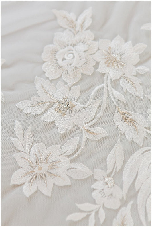 4 yds / 3,7 Meter  Romantischer Blumen Spitzenstoff Off-White/ Blumen Brautspitze/ bestickte florale Brautspitze/ Hochzeitskleid Spitze// L17-138