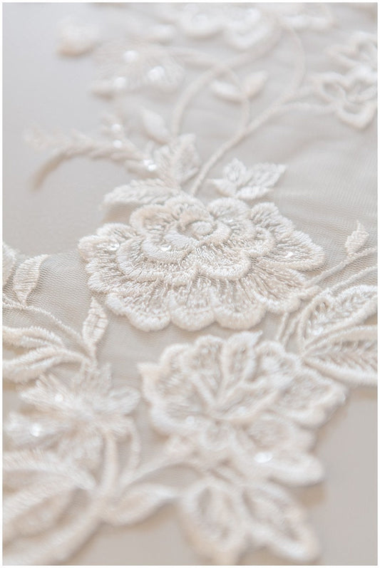 A17-123 / Romantische BlumenSpitze Applikation, Blumen Applikation, SpitzenBlume Aufnäher, Hochzeitskleid Spitze, Hochzeitskleid Spitzenapplikation, Brautspitze