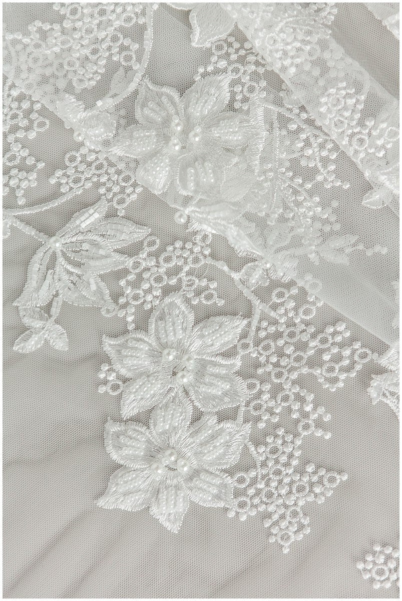 3D Blumen Spitzenstoff mit Perlen/ Hochzeitskleid Spitze Off-White/ weicher 3D Spitzenstoff/ Pailletten Spitzenstoff// L17-167