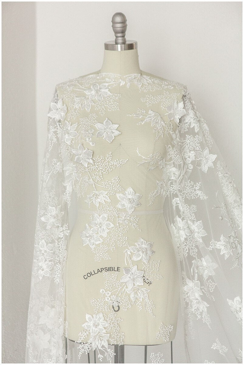 3D Blumen Spitzenstoff mit Perlen/ Hochzeitskleid Spitze Off-White/ weicher 3D Spitzenstoff/ Pailletten Spitzenstoff// L17-167