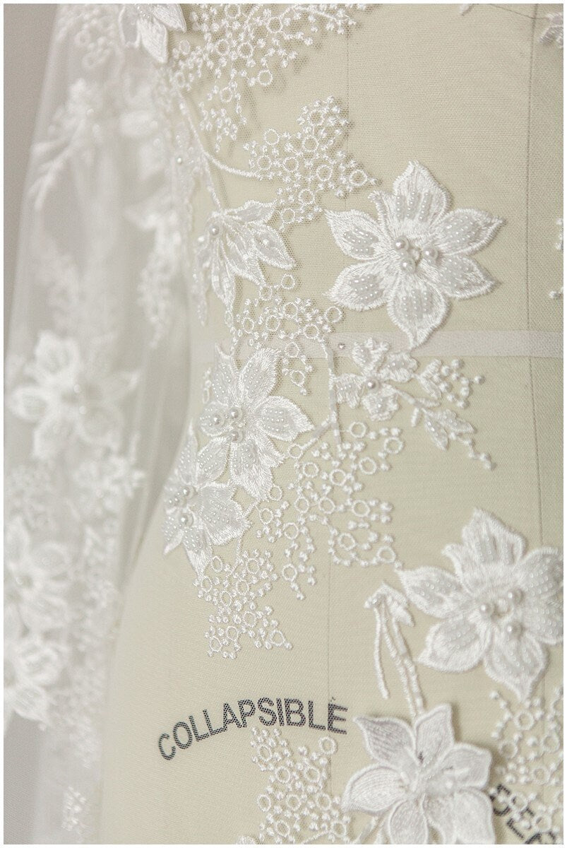 3D Blumen Spitzenstoff mit Perlen/ Hochzeitskleid Spitze Off-White/ weicher 3D Spitzenstoff/ Pailletten Spitzenstoff// L17-167