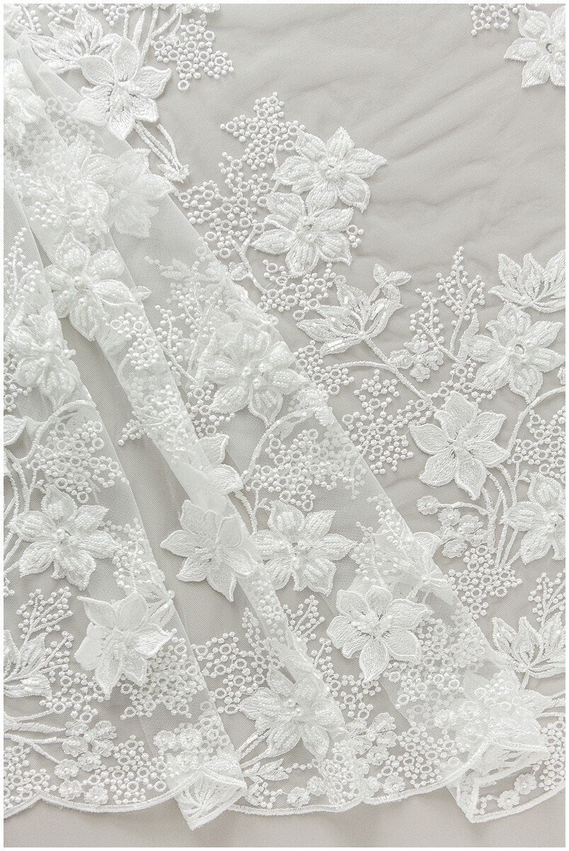 3D Blumen Spitzenstoff mit Perlen/ Hochzeitskleid Spitze Off-White/ weicher 3D Spitzenstoff/ Pailletten Spitzenstoff// L17-167
