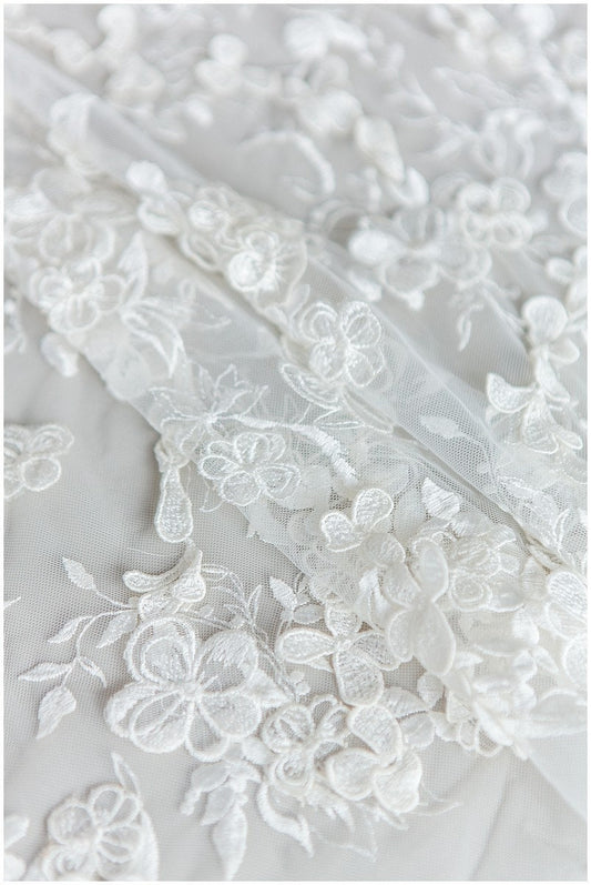 Wunderschöner 3D Spitzenstoff für Brautkleider/ Brautspitze Off-White/ Blumenspitze/ bestickte Spitze/ romantische Braut Spitze// L17-184