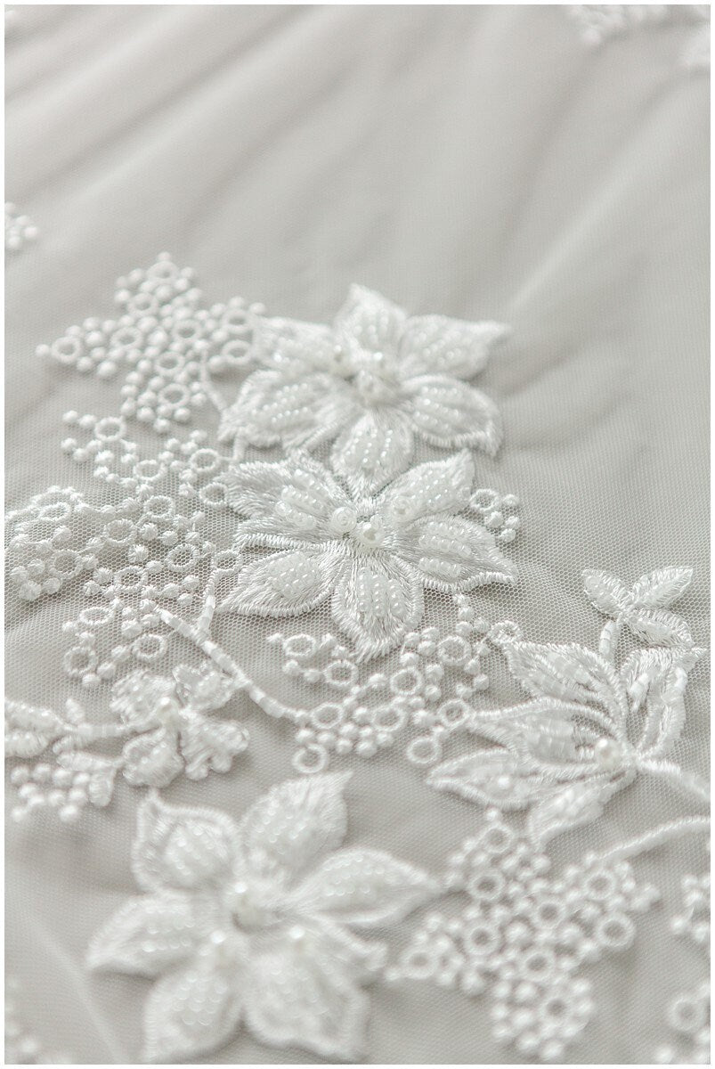 3D Blumen Spitzenstoff mit Perlen/ Hochzeitskleid Spitze Off-White/ weicher 3D Spitzenstoff/ Pailletten Spitzenstoff// L17-167