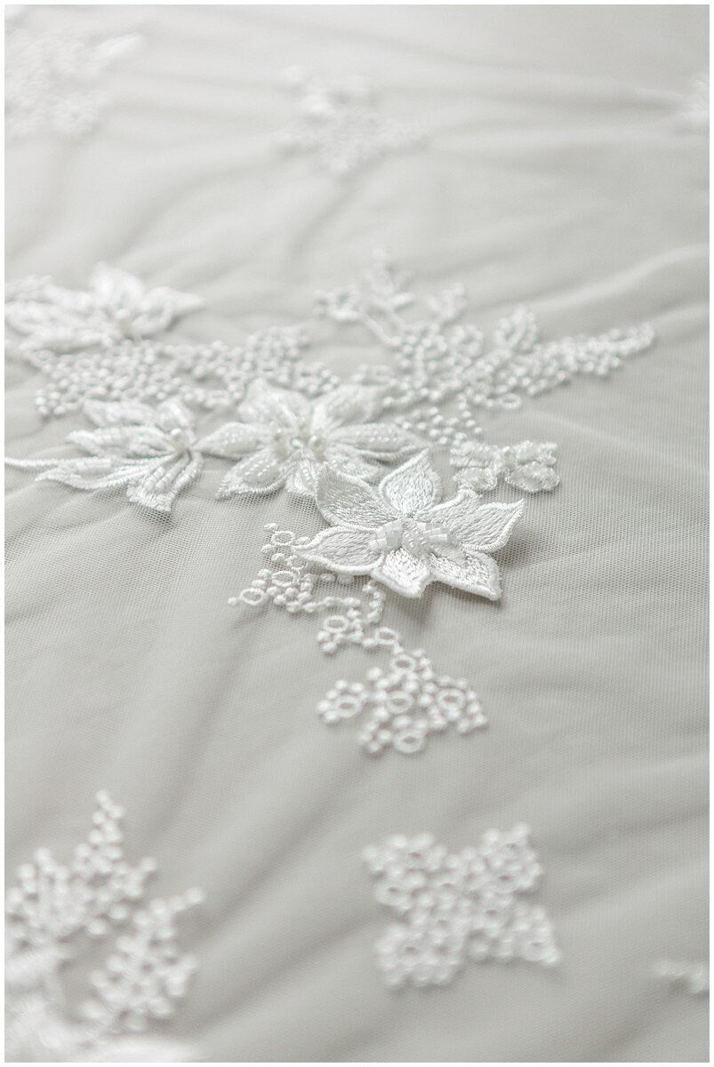 3D Blumen Spitzenstoff mit Perlen/ Hochzeitskleid Spitze Off-White/ weicher 3D Spitzenstoff/ Pailletten Spitzenstoff// L17-167