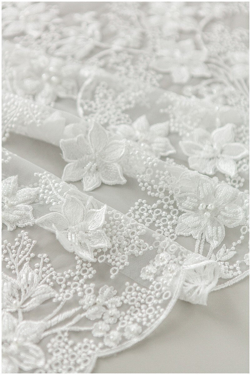 3D Blumen Spitzenstoff mit Perlen/ Hochzeitskleid Spitze Off-White/ weicher 3D Spitzenstoff/ Pailletten Spitzenstoff// L17-167