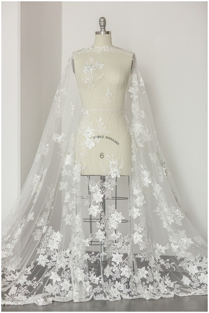 3D Blumen Spitzenstoff mit Perlen/ Hochzeitskleid Spitze Off-White/ weicher 3D Spitzenstoff/ Pailletten Spitzenstoff// L17-167
